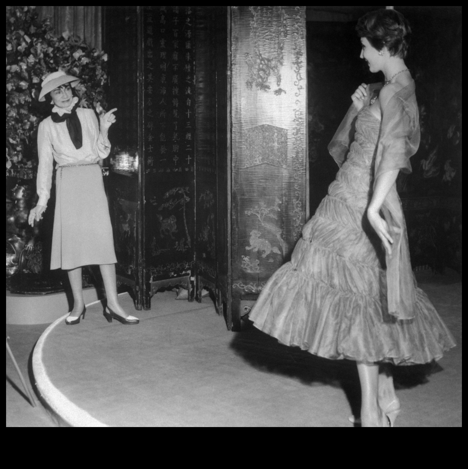 Couture Chronicles: Vintage ρούχα που ορίζουν τις κομψές εποχές